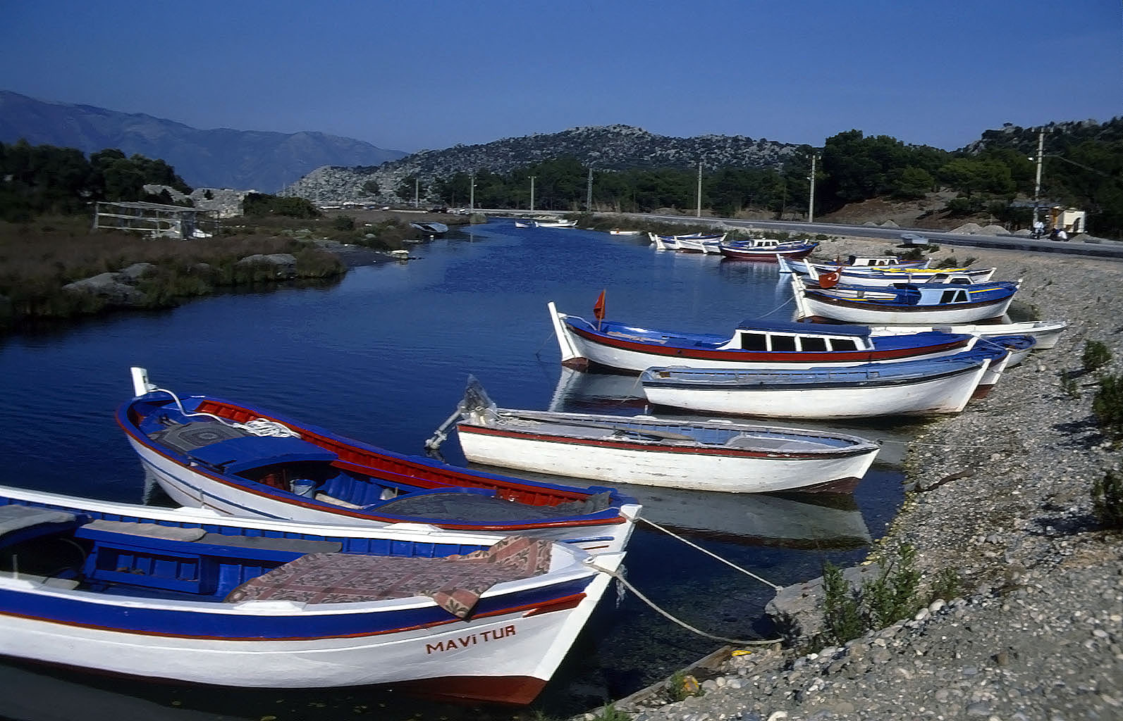 20.04.1993 | innerer Hafen | kleine Touristenboote am Flußufer