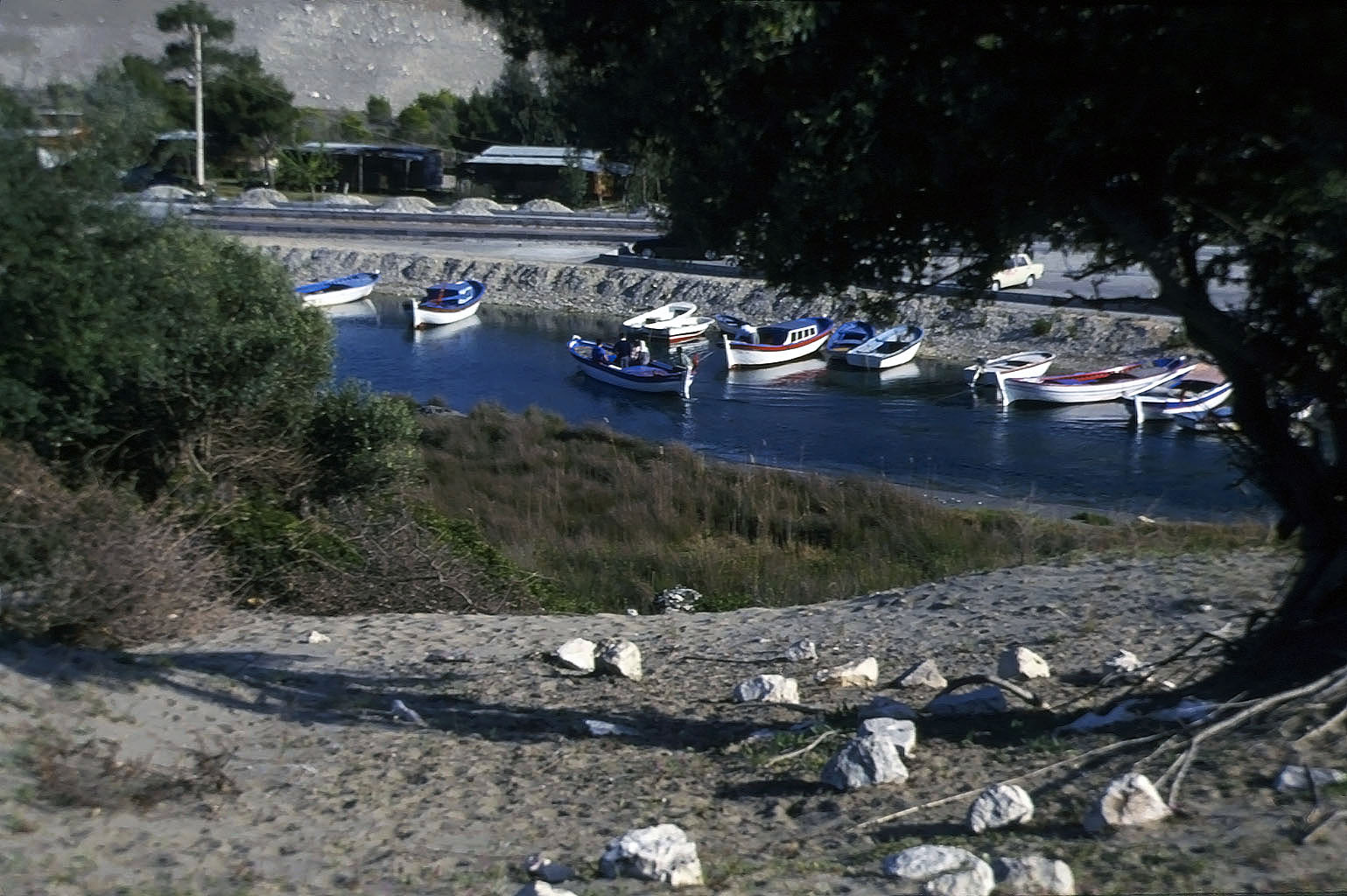 20.04.1993 | Nordsiedlung | Hafen und Touristenboote am Flußufer