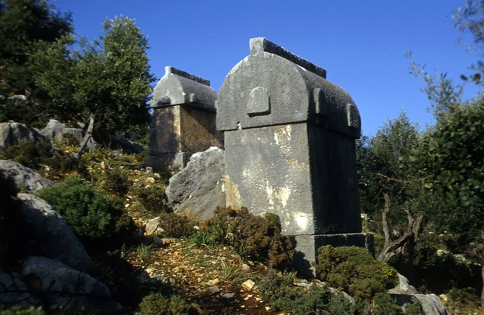 20.04.1993 | Nordnekropole | 2 hohe Sarkophage