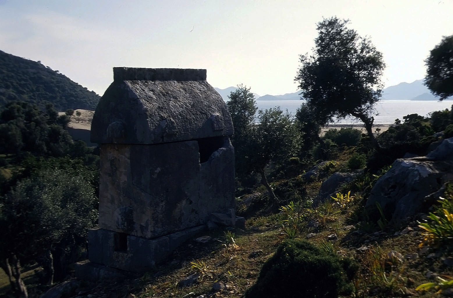 20.04.1993 | Nordnekropole | Sarkophag und Hafenbucht