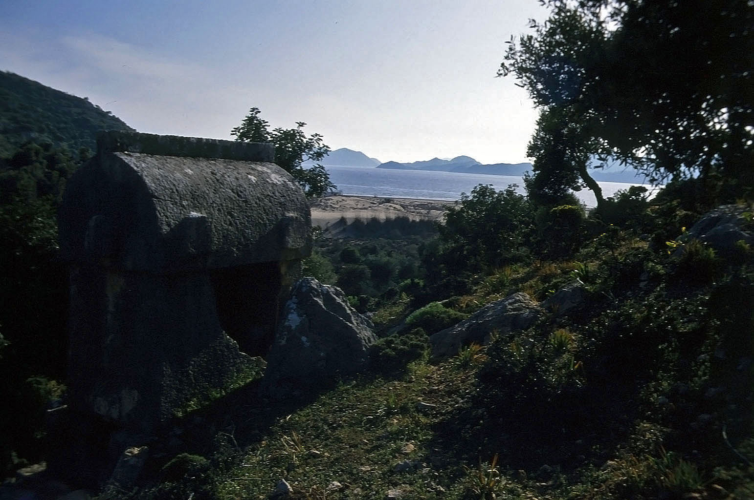 20.04.1993 | Nordnekropole | Sarkophag und Hafenbucht