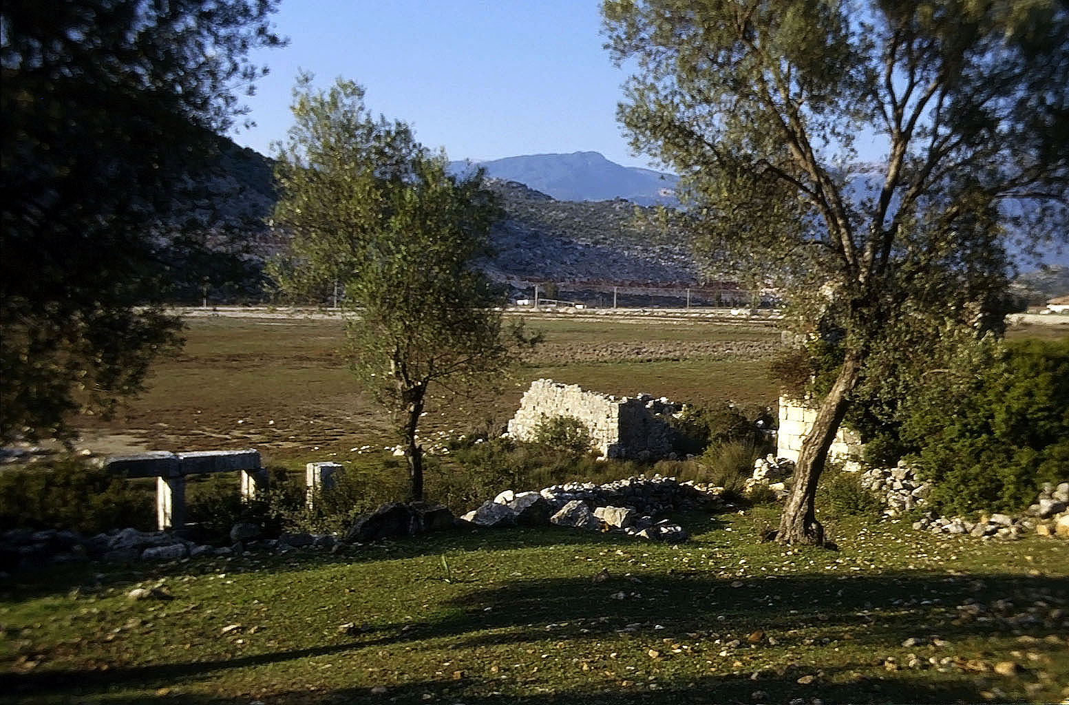 20.04.1993 | Agora | Reste einer Kirche