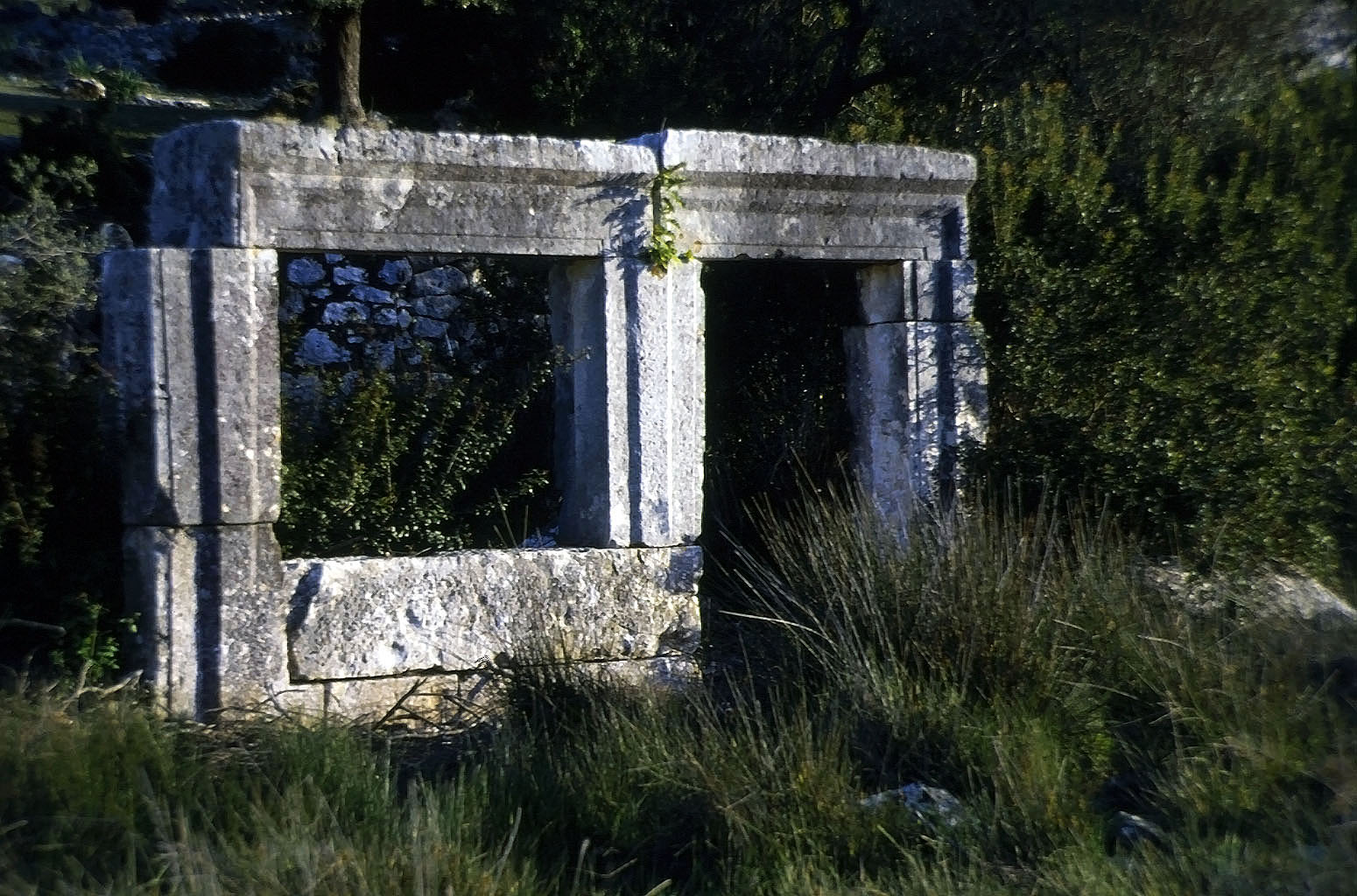 20.04.1993 | Andriake | Eingangstor zu einer Kirche
