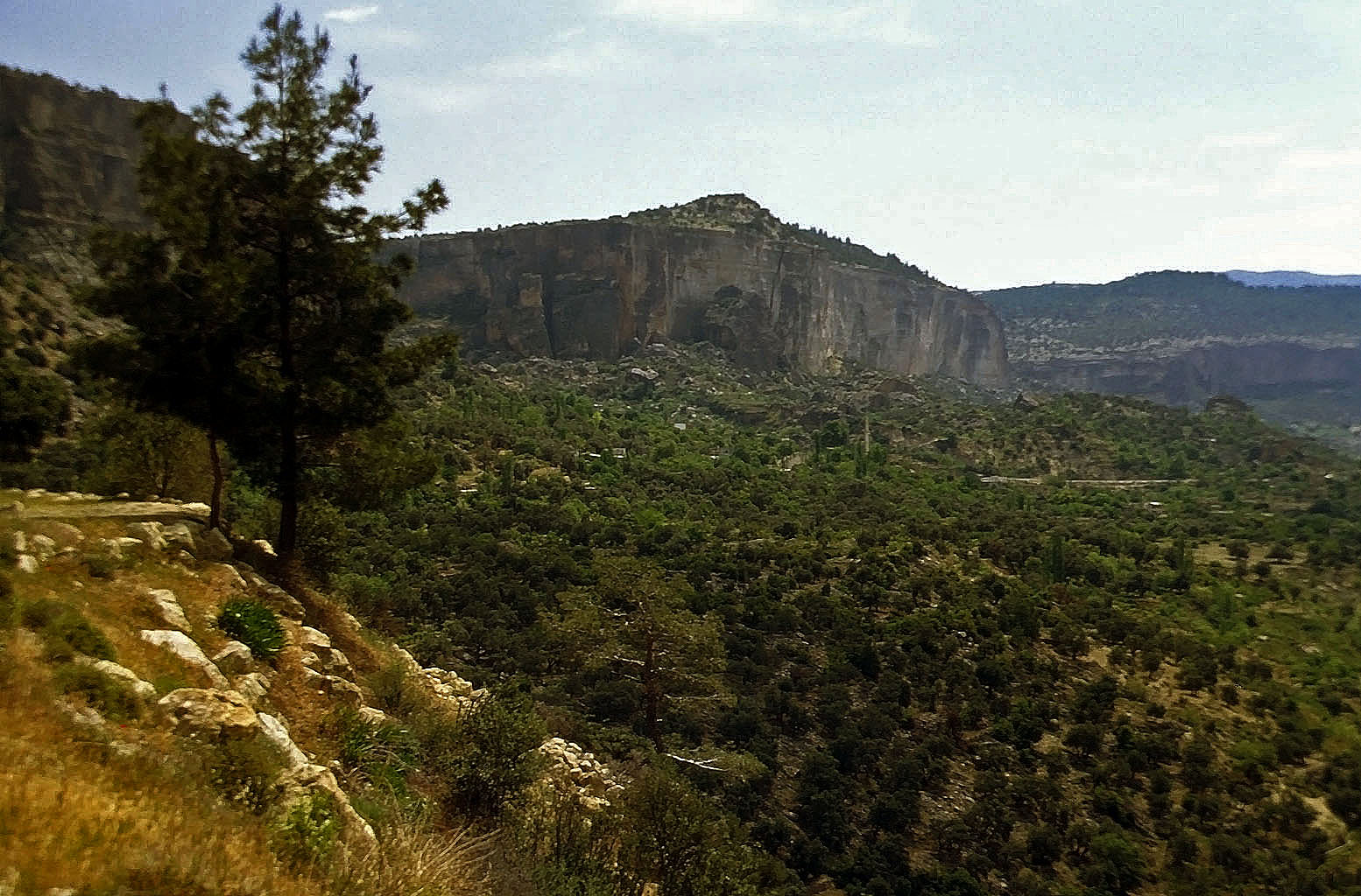30.04.1993 | Göksu Tal | Landschaftsbild beim hethit. Felsrelief Keben