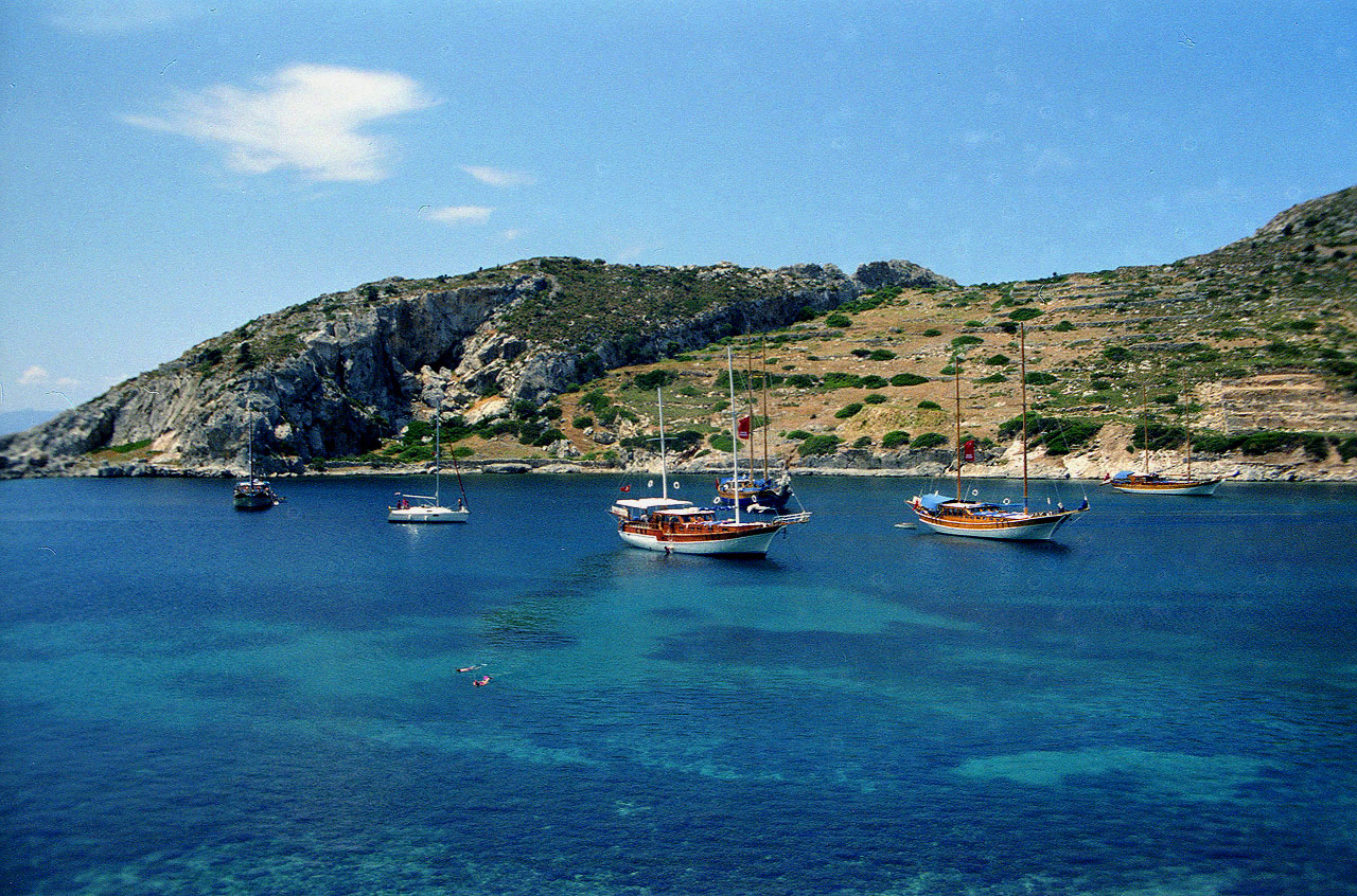 30.05.1996 | Handelshafen | Boote in Hafenbucht und antikes Terrassenhaus