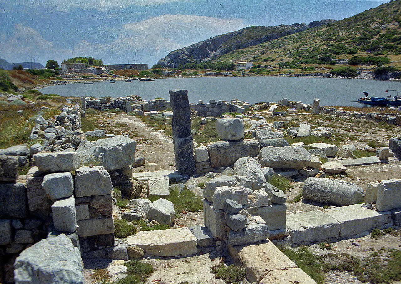 30.05.1996 | Kirche | Reste einer Kirche vor dem Kriegshafen