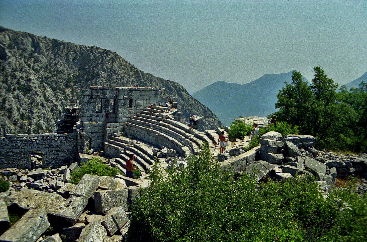 11.08.1991 | Theater   | Sitzreihen und Bühnenwand hoch überm Tal