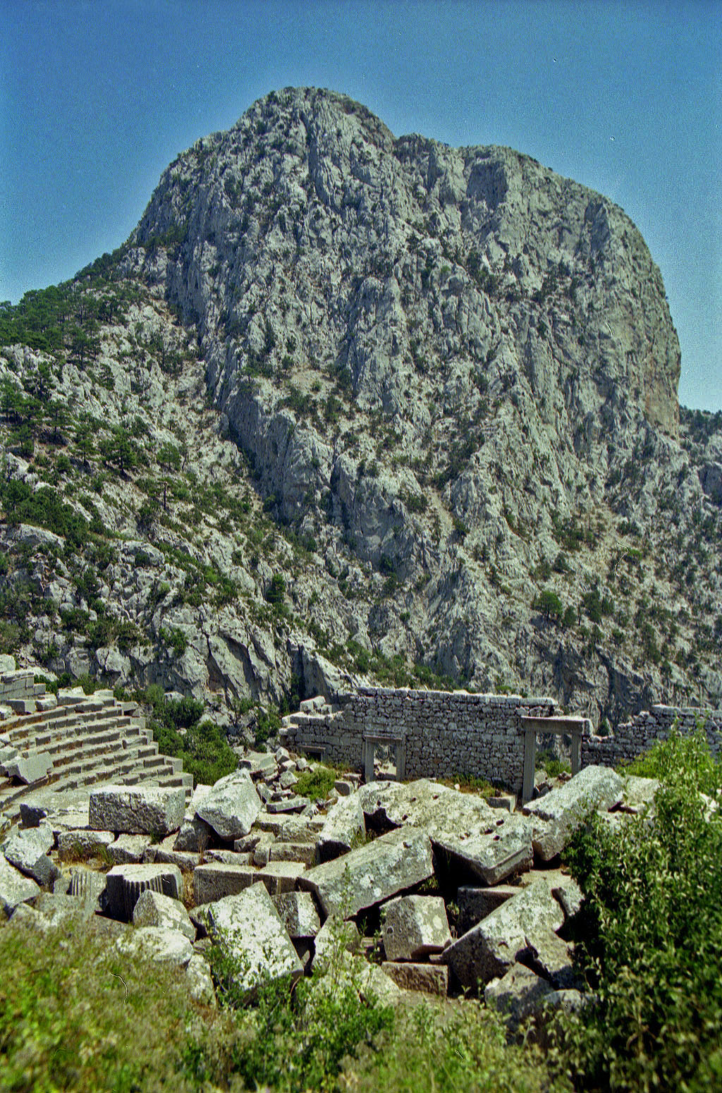 11.08.1991 | Theater   | Sitzreihen und Bühnenwand vor dem Solymos Berg