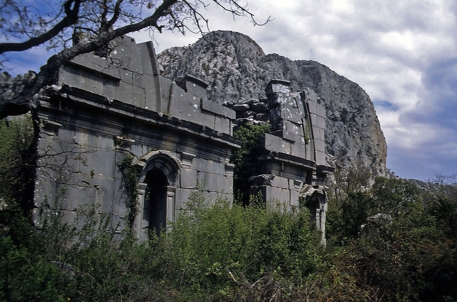 01.05.1993 | Gymnasium | Portal des Gymnasiums unterm Solymos Berg