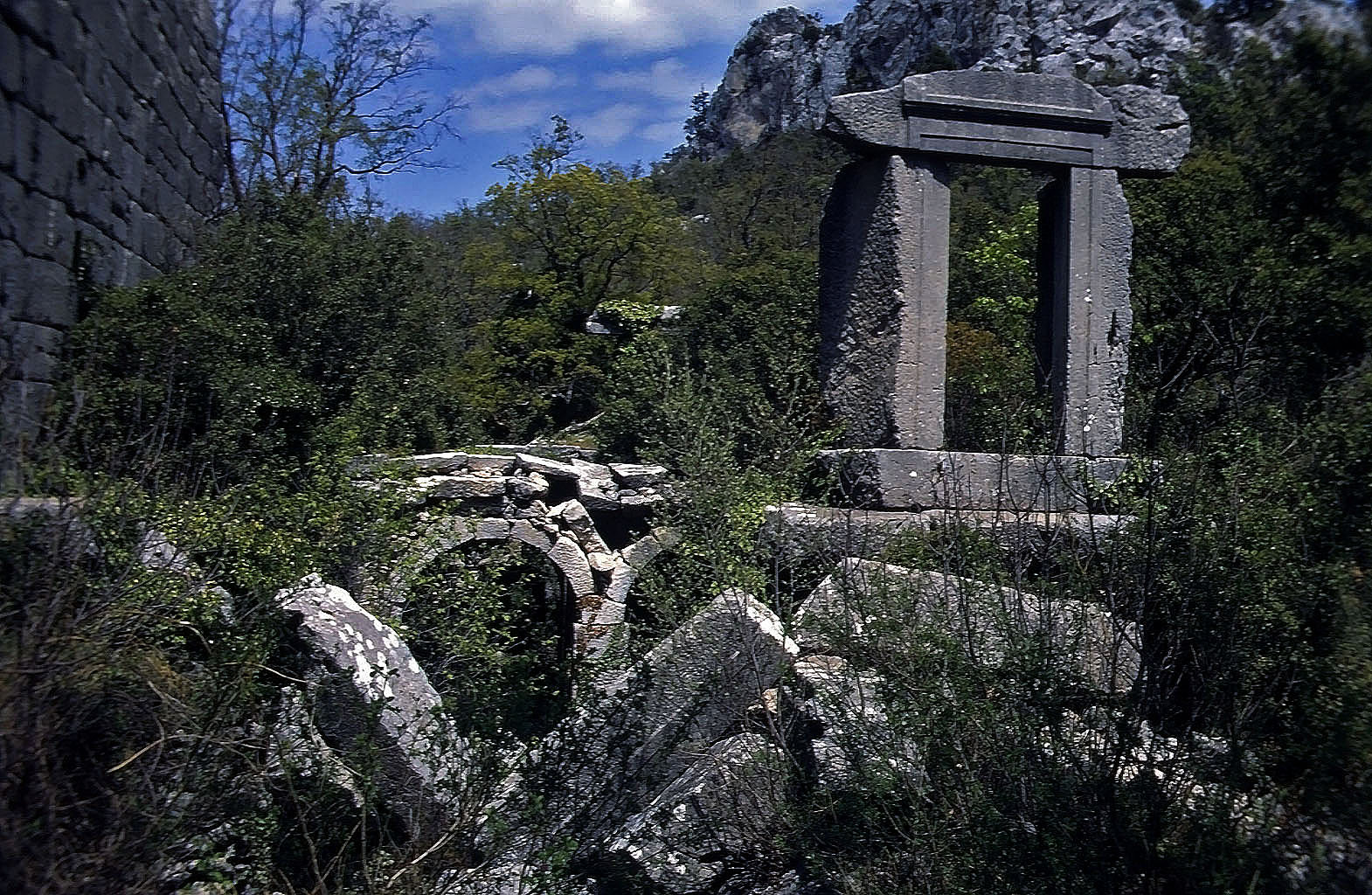 01.05.1993 | Gymnasium | massive Toranlage hinterm Gymnasium