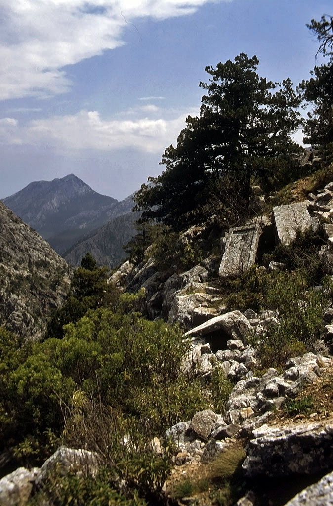 01.05.1993 | Nekropole | Chaos mehrerer Sarkophage hinterm Theater