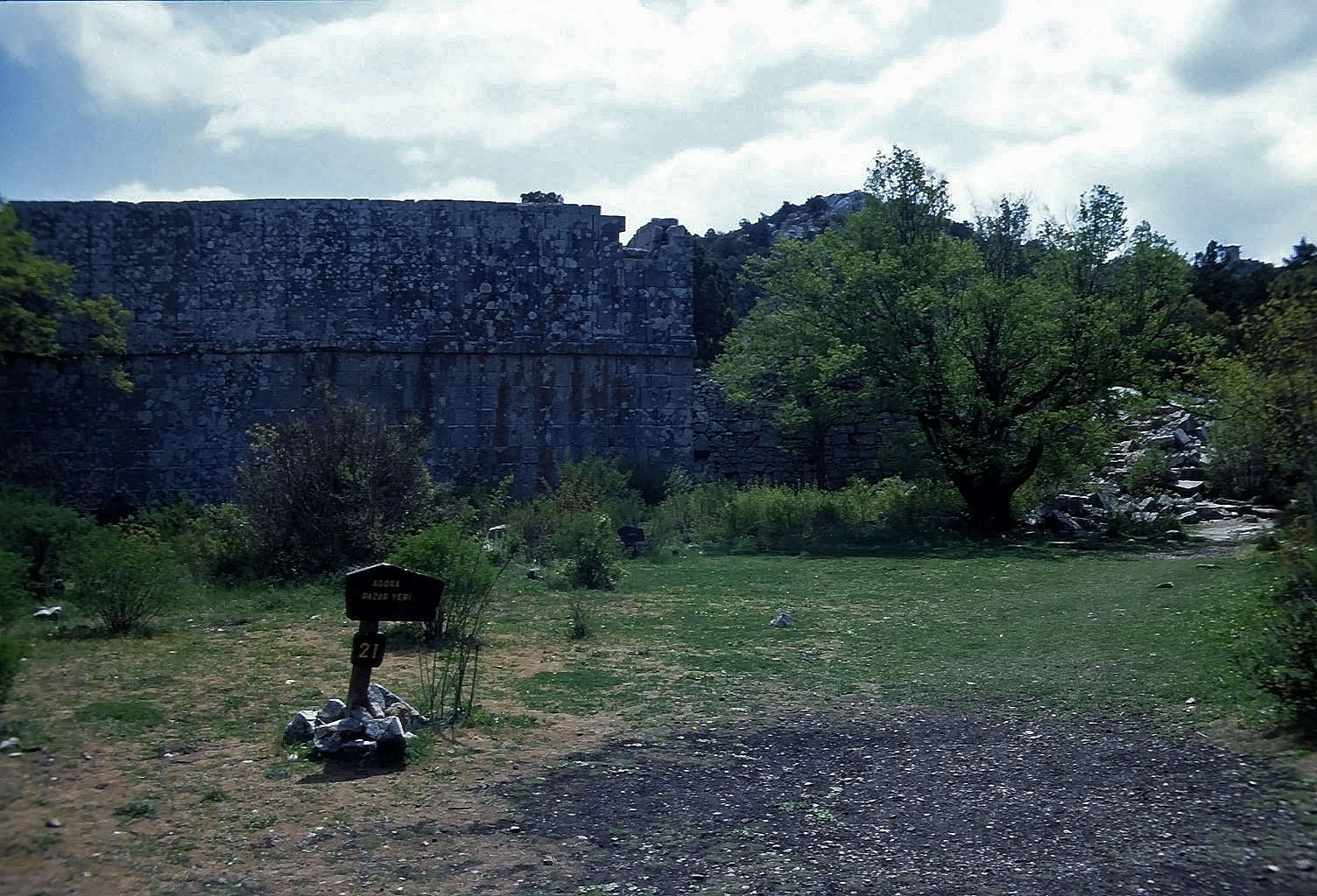 01.05.1993 | Agora | hohe Mauer an der Agora