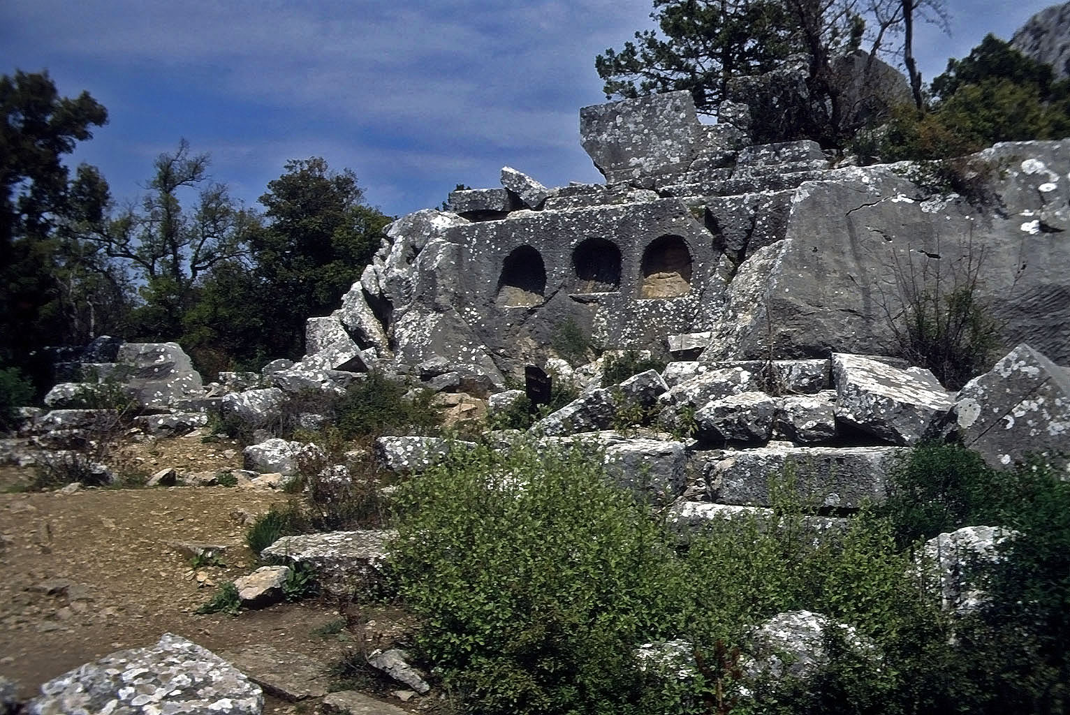 01.05.1993 | Heroon | Opfernischen des Heroons neben der Agora