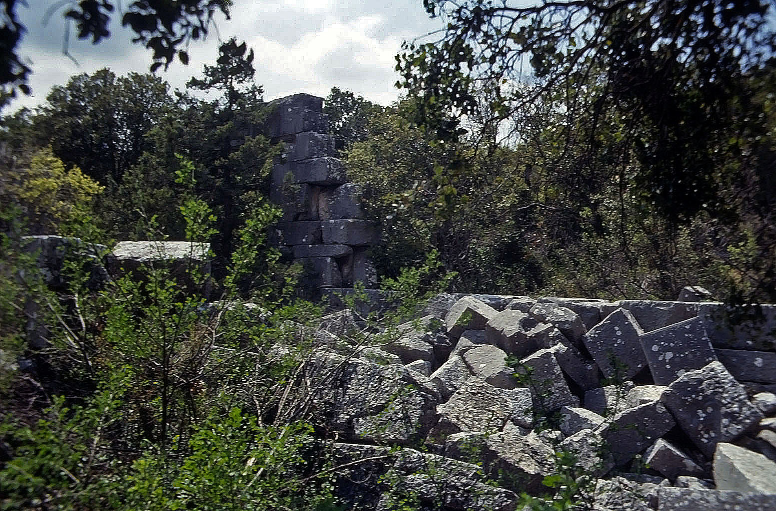 01.05.1993 | Tempelbezirk | Mauerreste im Tempelbezirk