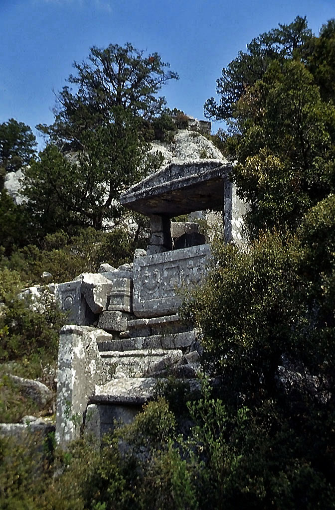 01.05.1993 | Nekropole | Sarkophage im Wald