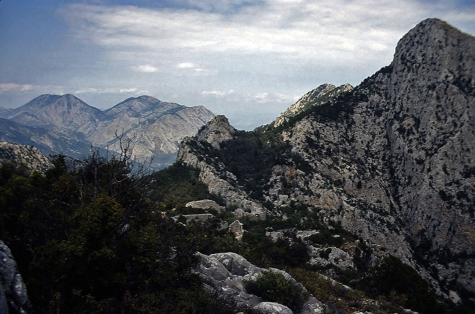 01.05.1993 | Nekropole | Blick zum Theater unterm Berg Solymos