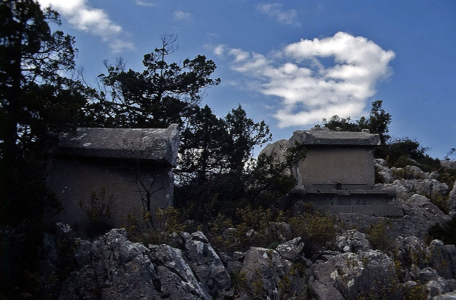 01.05.1993 | Nekropole | Sarkophage am Hang