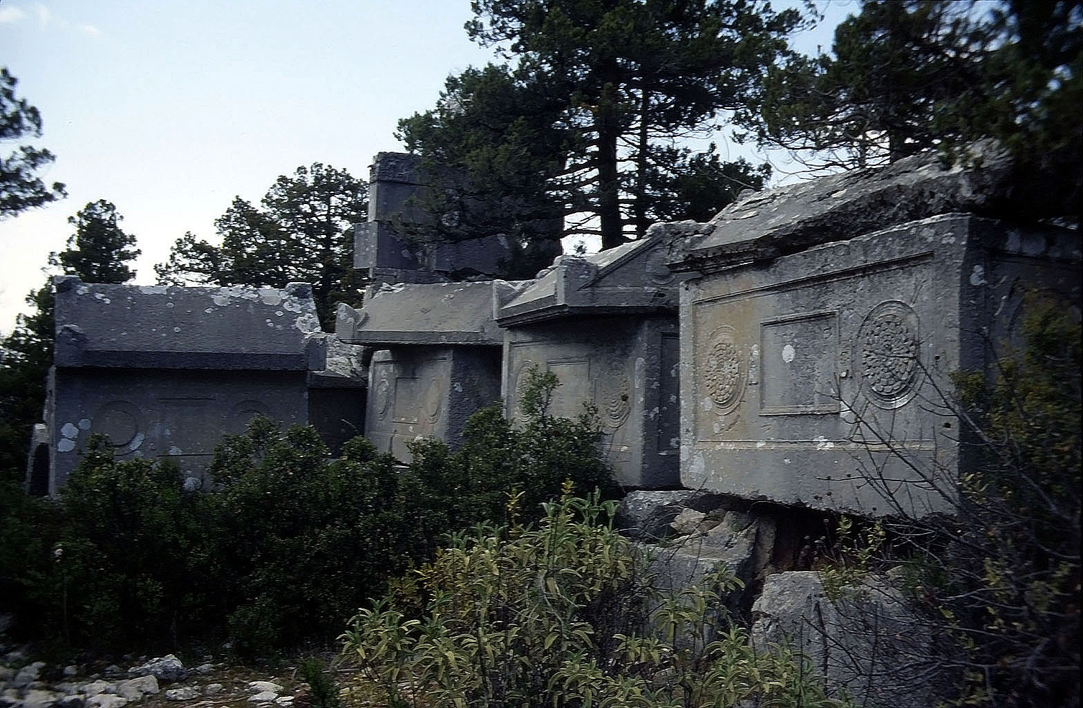 01.05.1993 | Nekropole | Sarkophage gestapelt in rauher Menge