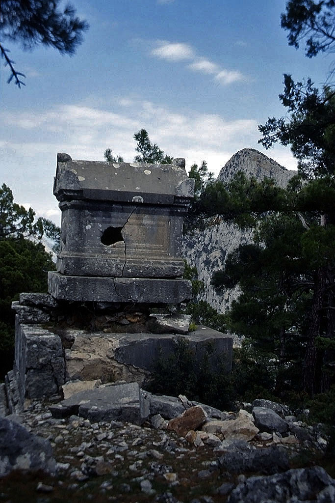 01.05.1993 | Nekropole | Sarkophag vor dem Berg Solymos