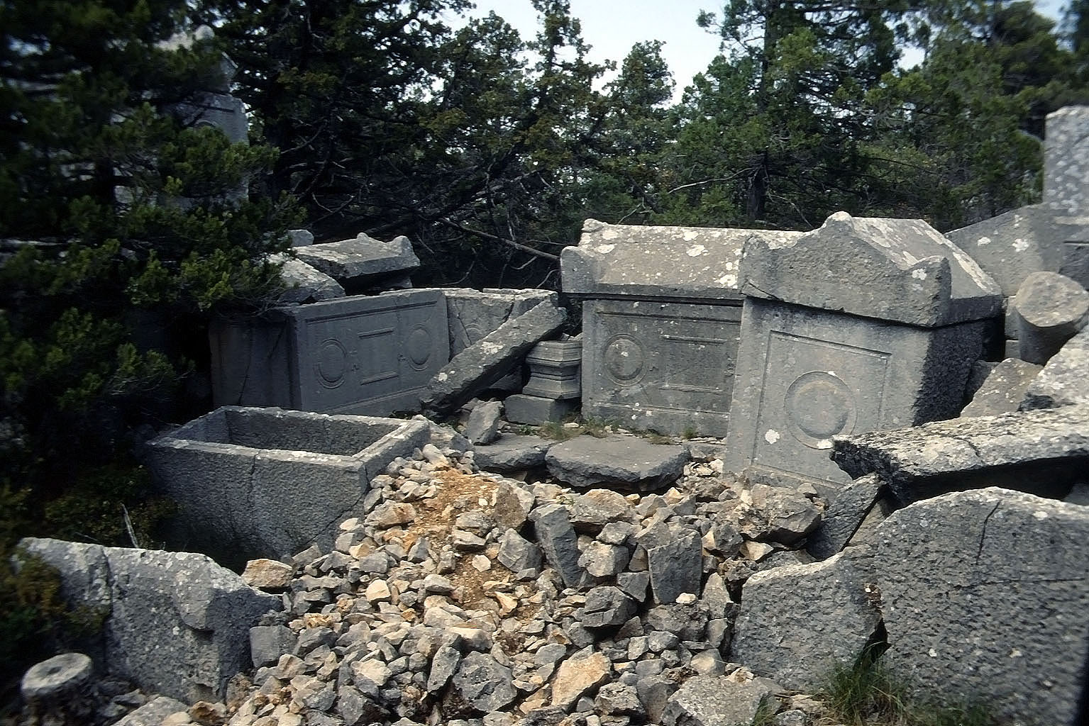 01.05.1993 | Nekropole | Sarkophage gewürfelt in rauher Menge