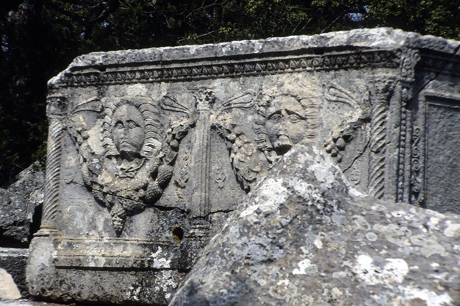 01.05.1993 | Nekropole | Sarkophag mit schöner Verzierung