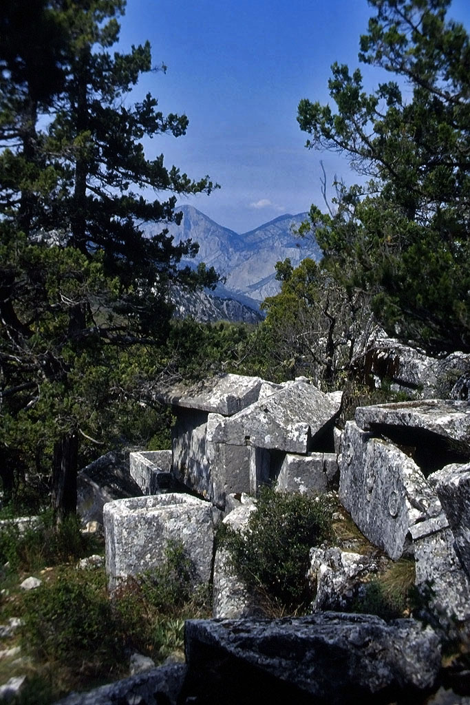 01.05.1993 | Nekropole | Sarkophage gewürfelt in rauher Menge