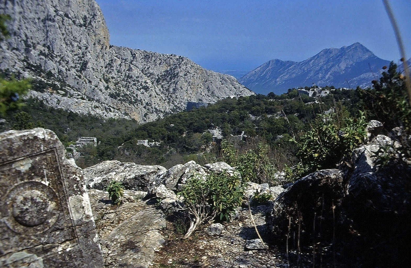 01.05.1993 | Nekropole | Blick ins Stadtgebiet mit Theater und hinaus zur Küste