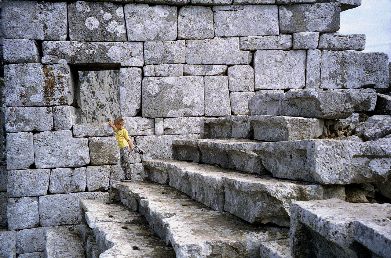 06.11.1994 | Theater   | Sitzreihen und Bühnenwand